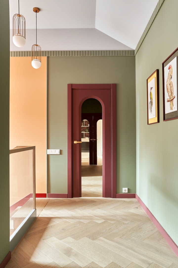 dom-s-tsvetnym-intererom-0