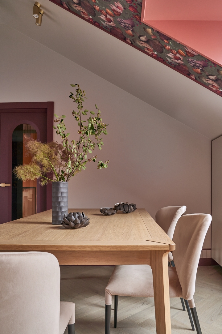 dom-s-tsvetnym-intererom-14