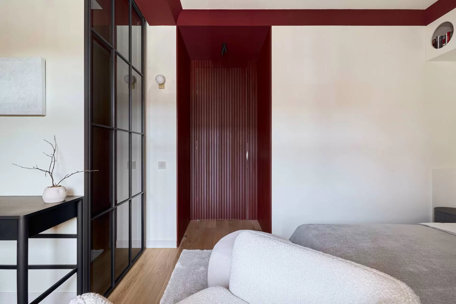 spalnya-s-bagrovym-portalom-9