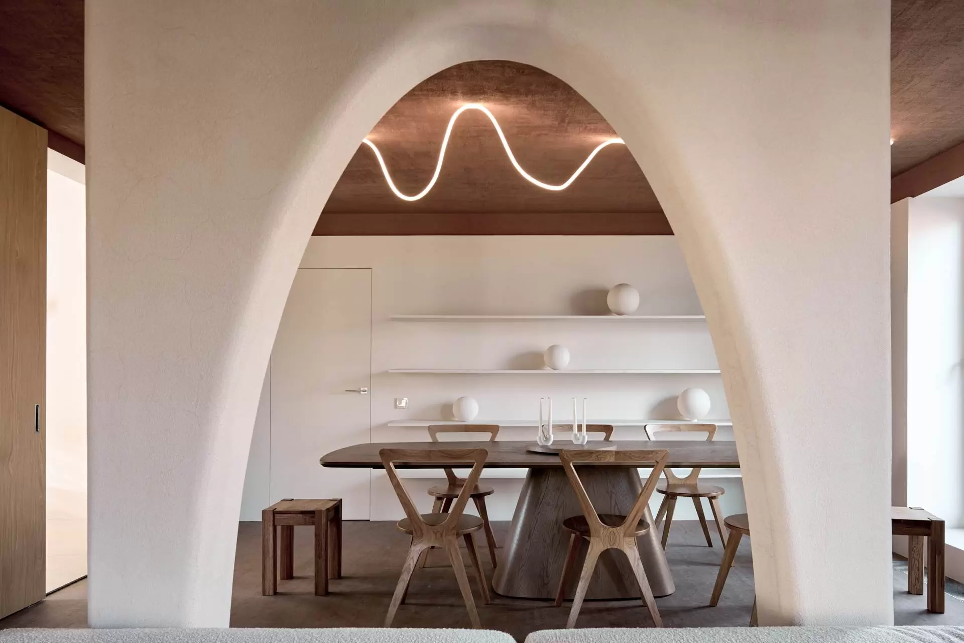 obnimayushchaya-gostinaya-dlya-mnogodetnoy-semi-10