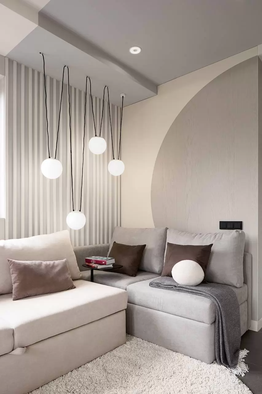 kukhnya-gostinaya-s-drevom-zhizni-5