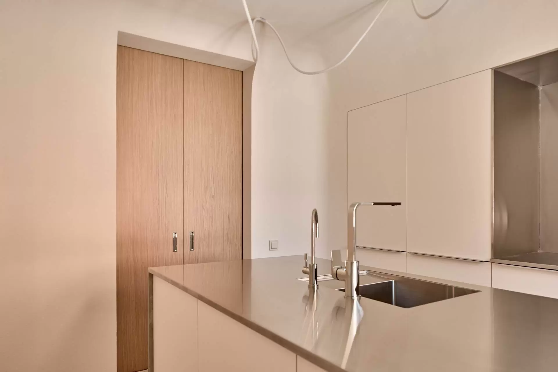 obnimayushchaya-gostinaya-dlya-mnogodetnoy-semi-14