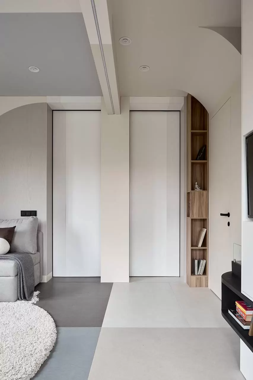 kukhnya-gostinaya-s-drevom-zhizni-9