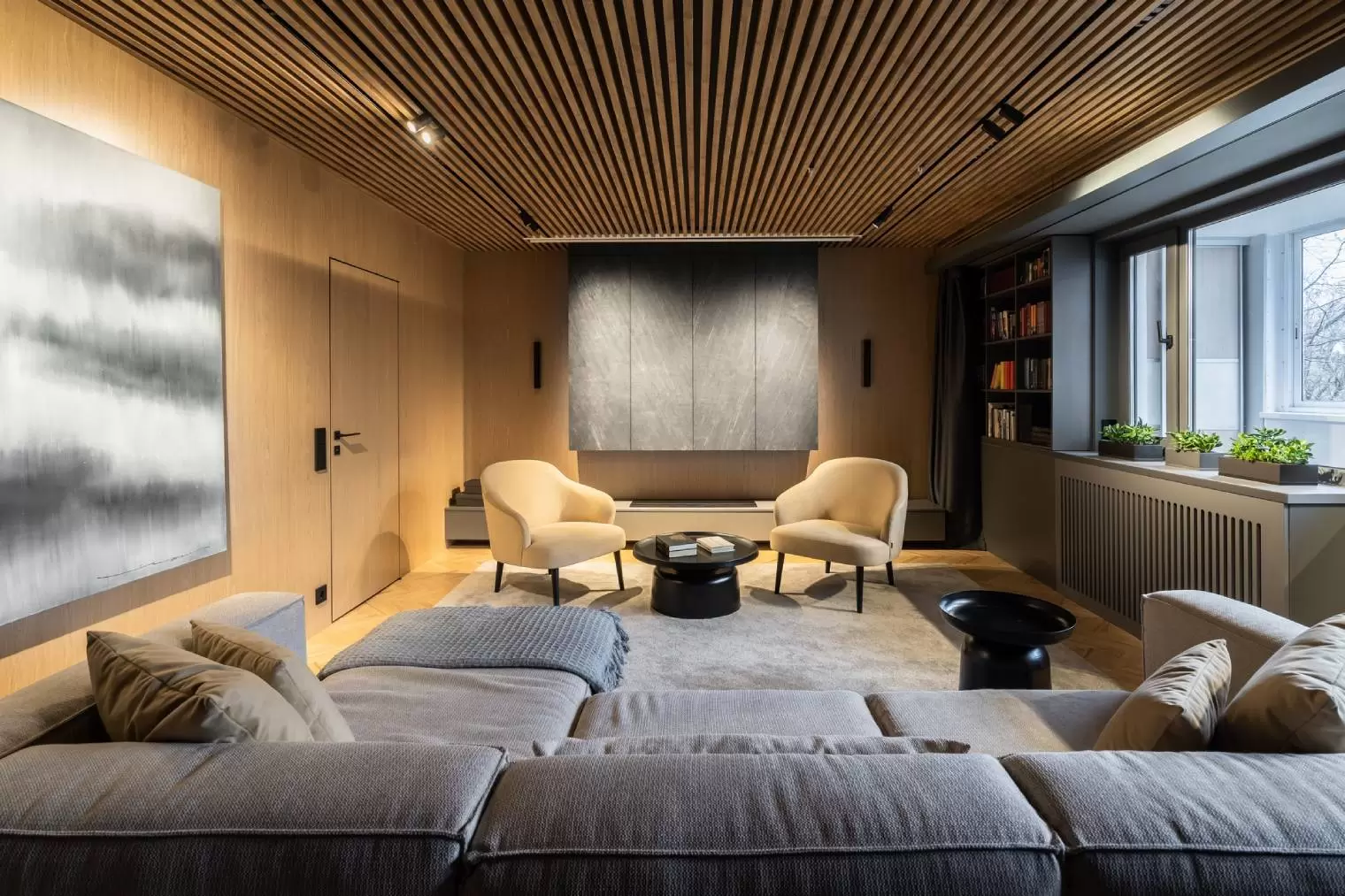 gostinaya-s-derevyannym-potolkom-5