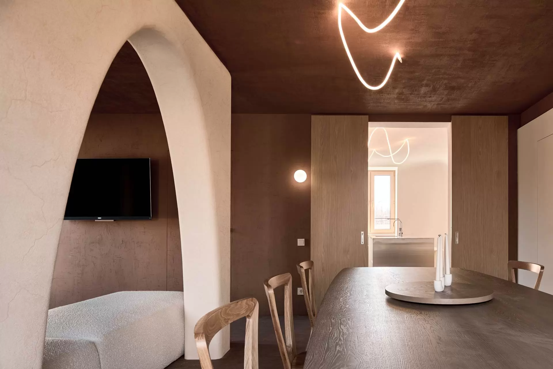 obnimayushchaya-gostinaya-dlya-mnogodetnoy-semi-9