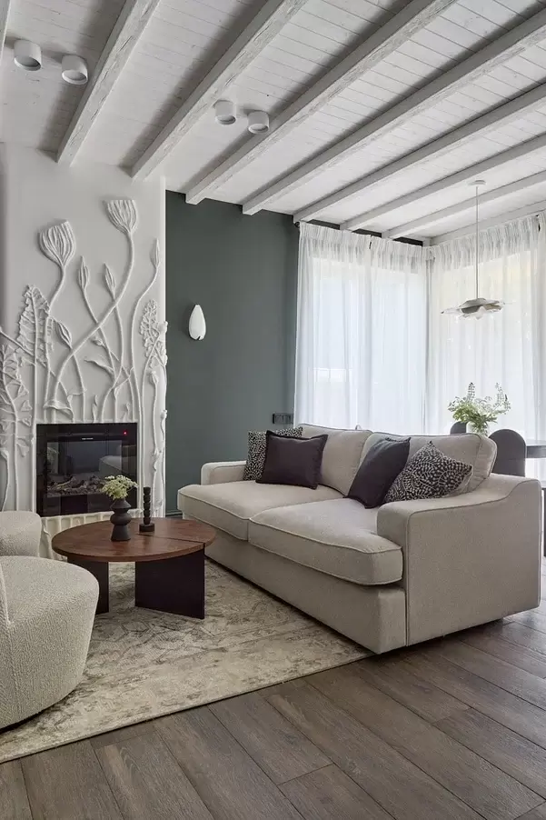 kukhnya-gostinaya-s-tsvetushchim-kaminom-14