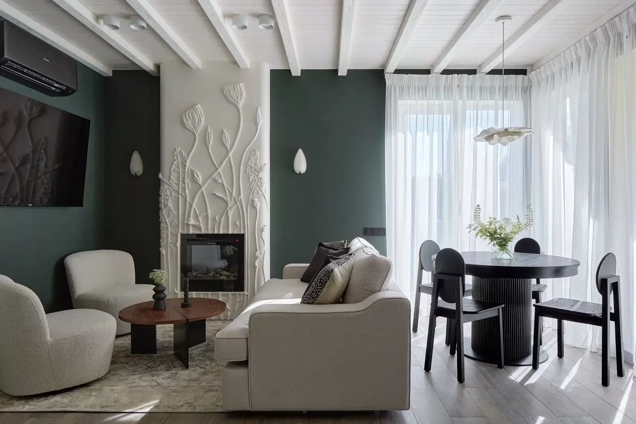 kukhnya-gostinaya-s-tsvetushchim-kaminom-9