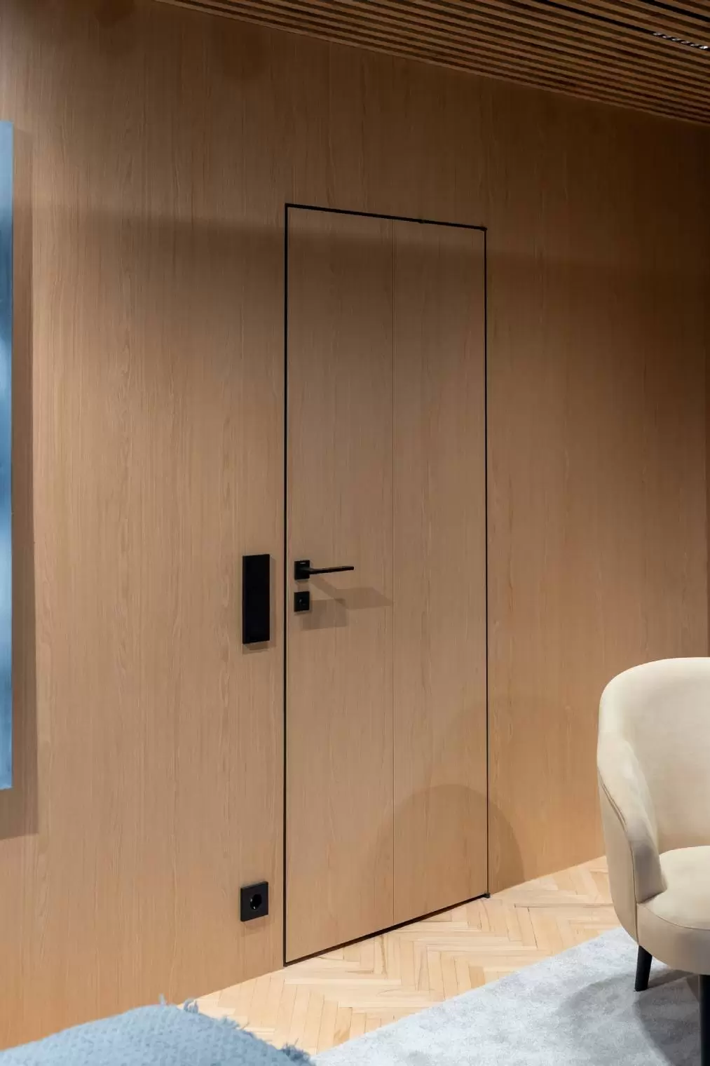 gostinaya-s-derevyannym-potolkom-12