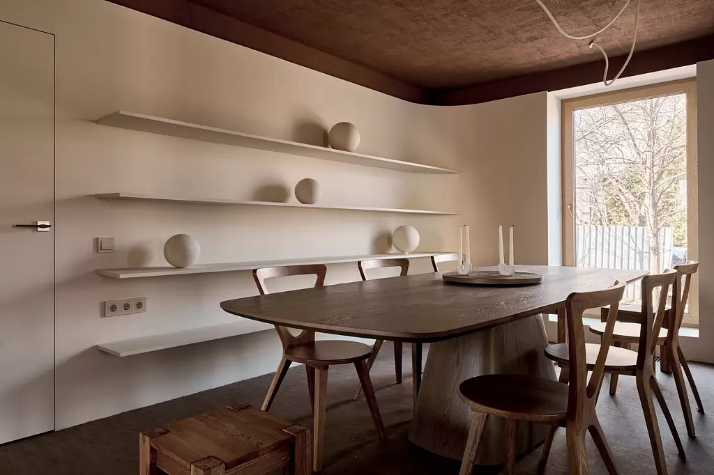 obnimayushchaya-gostinaya-dlya-mnogodetnoy-semi-15