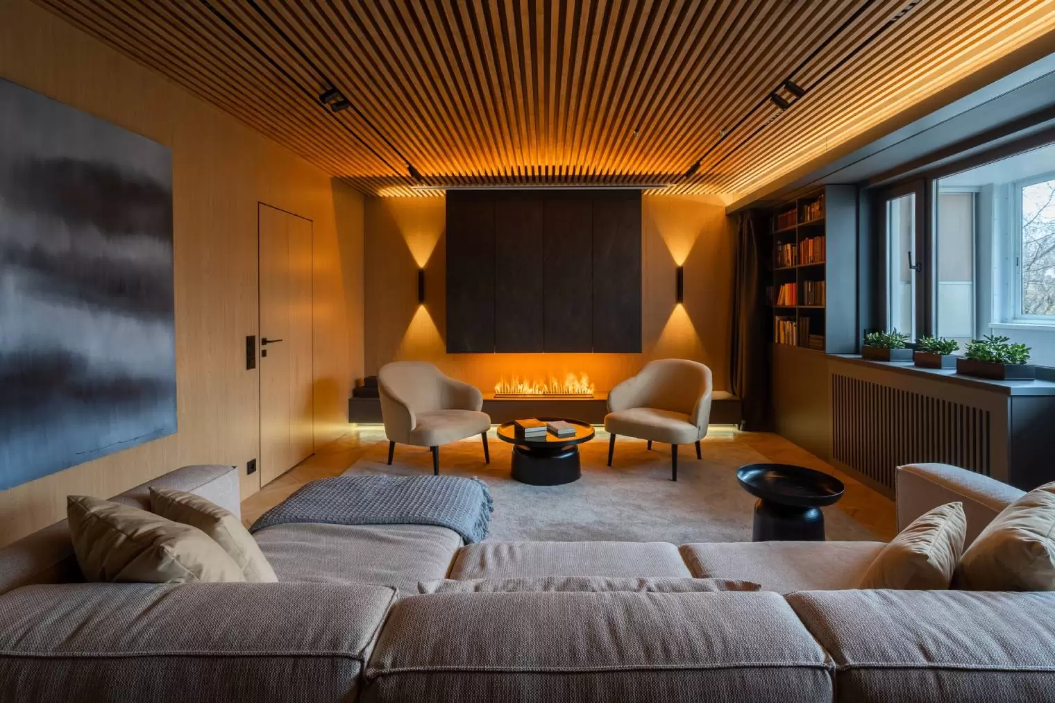 gostinaya-s-derevyannym-potolkom 0