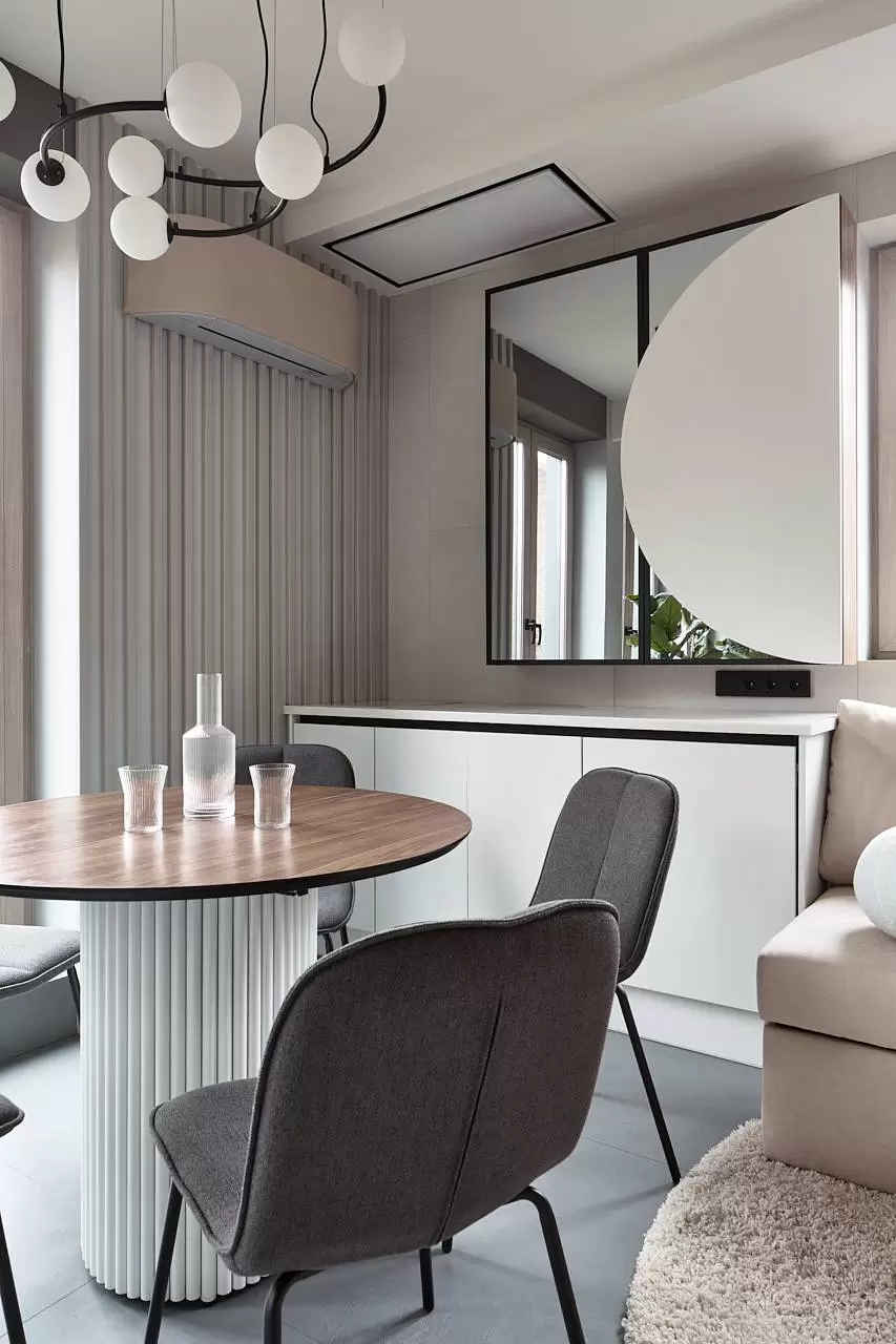 kukhnya-gostinaya-s-drevom-zhizni 1