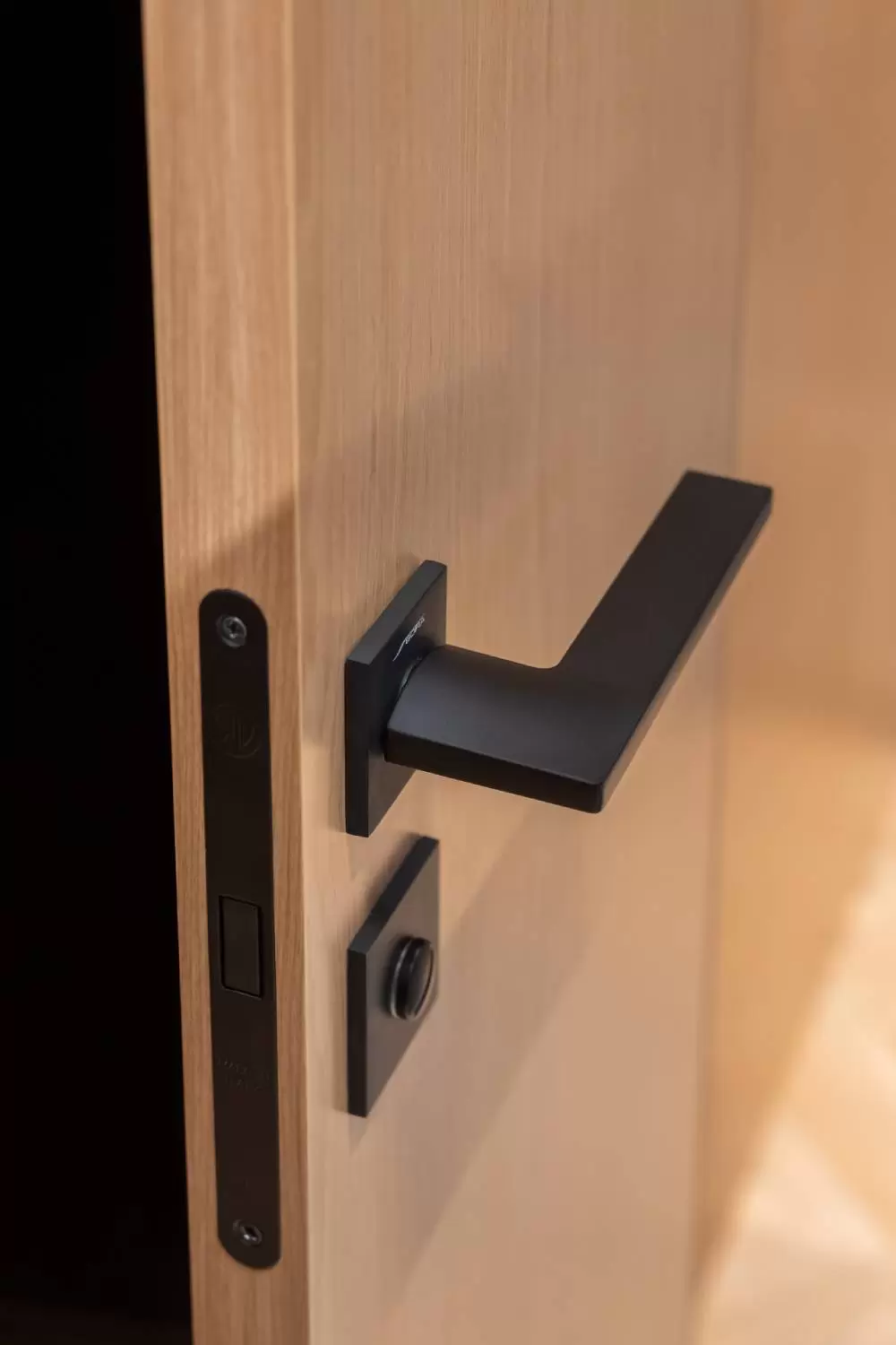 gostinaya-s-derevyannym-potolkom-11