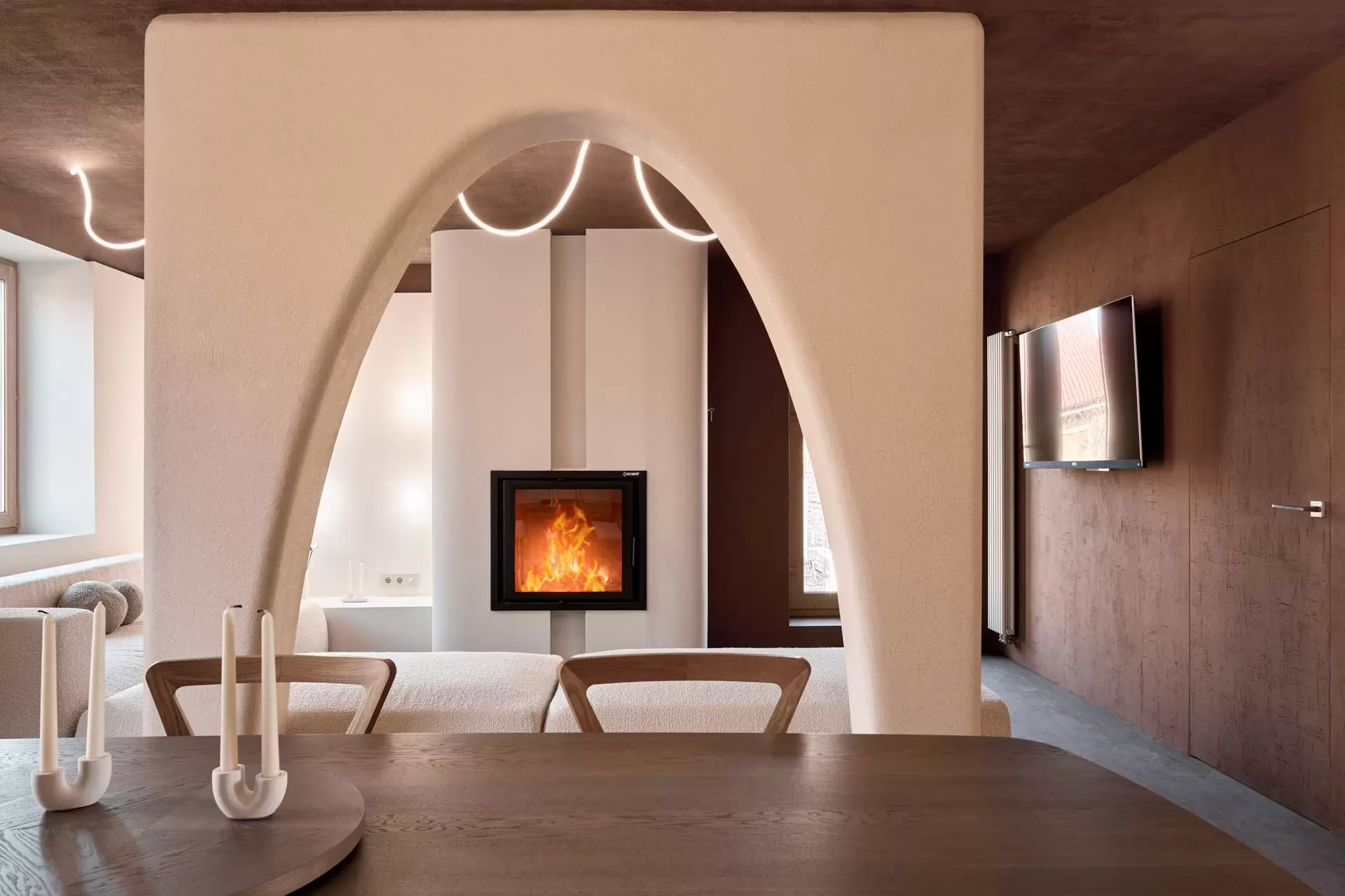 obnimayushchaya-gostinaya-dlya-mnogodetnoy-semi-11