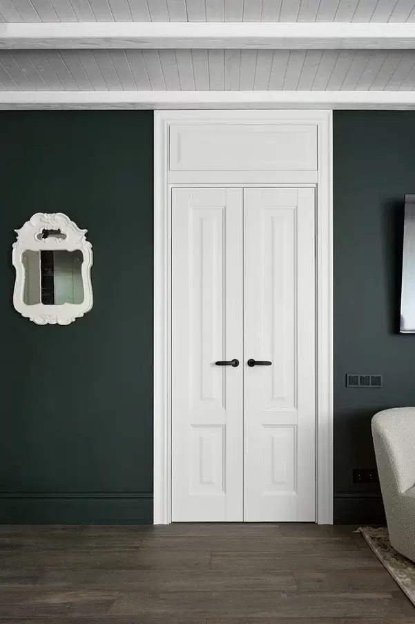 kukhnya-gostinaya-s-tsvetushchim-kaminom-5