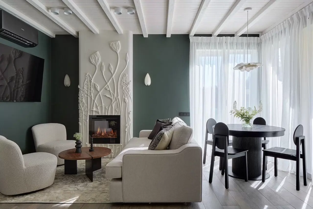 kukhnya-gostinaya-s-tsvetushchim-kaminom 0