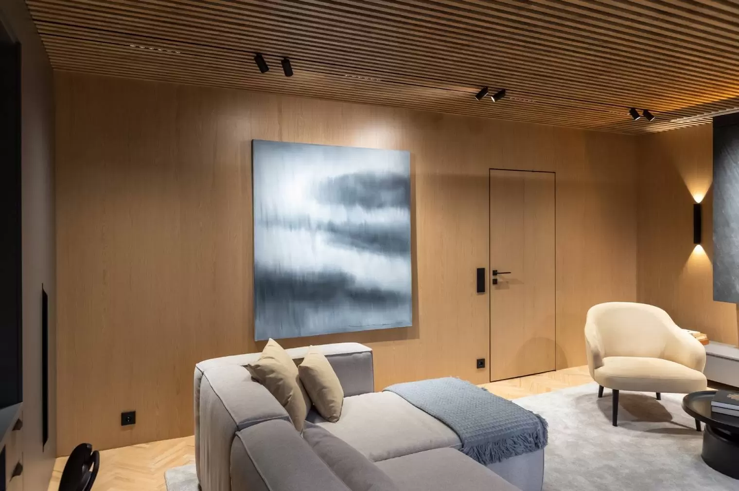 gostinaya-s-derevyannym-potolkom-8