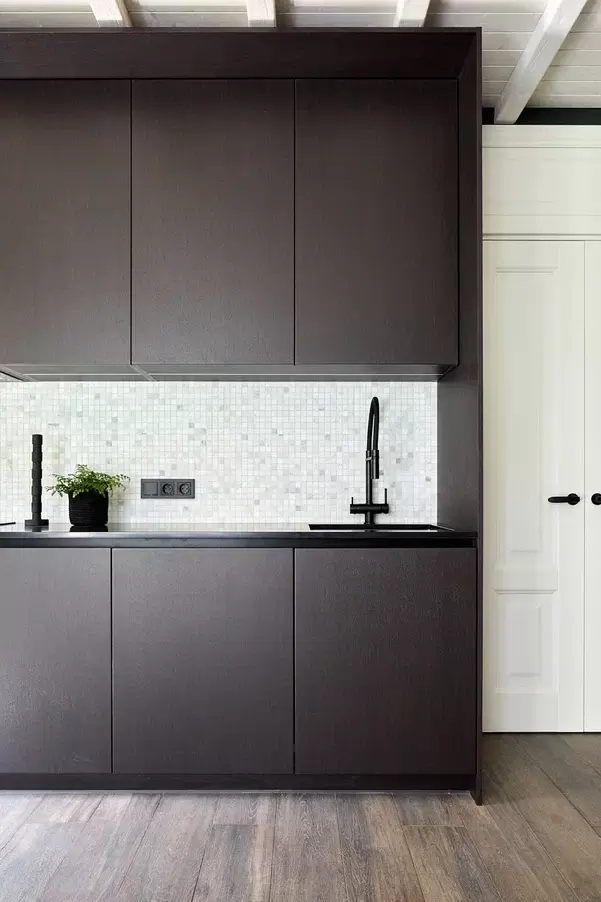 kukhnya-gostinaya-s-tsvetushchim-kaminom-13