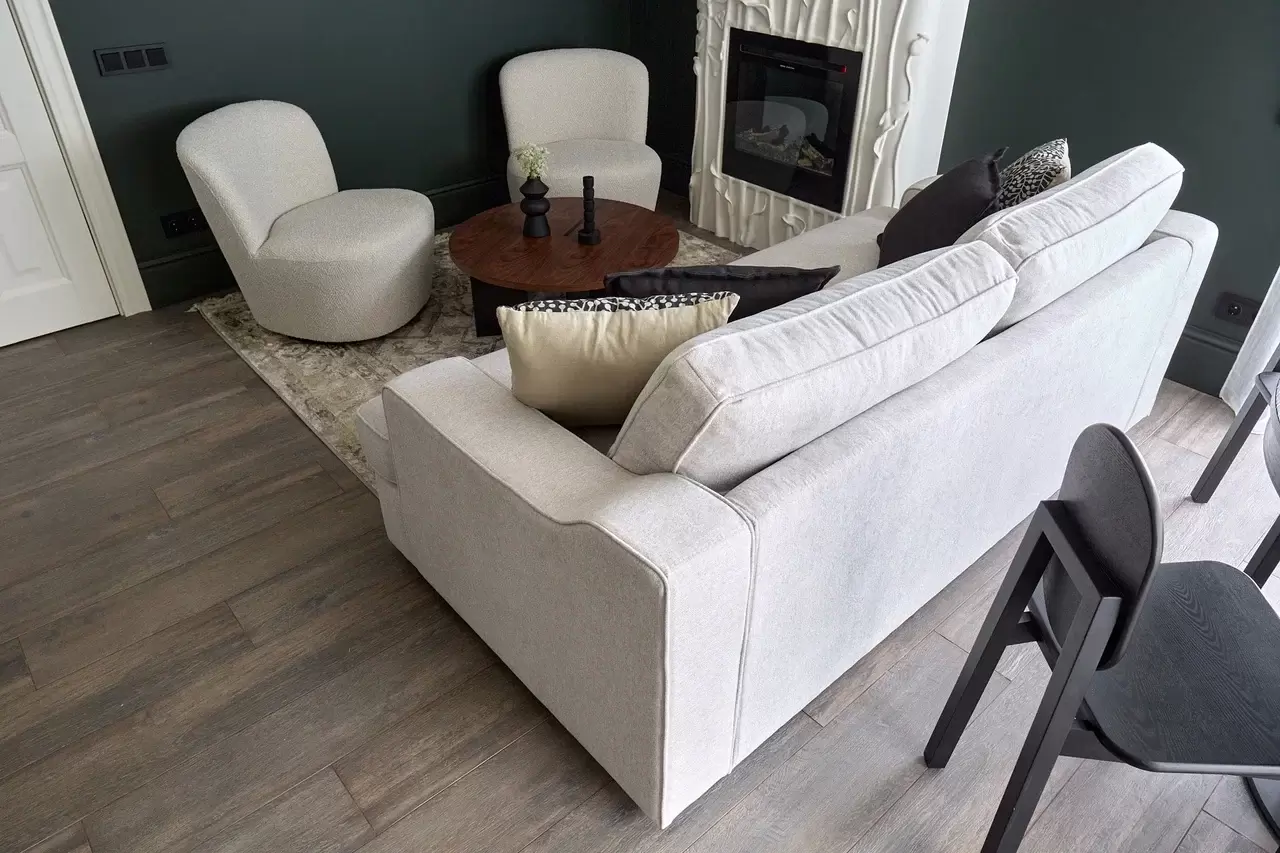 kukhnya-gostinaya-s-tsvetushchim-kaminom-15