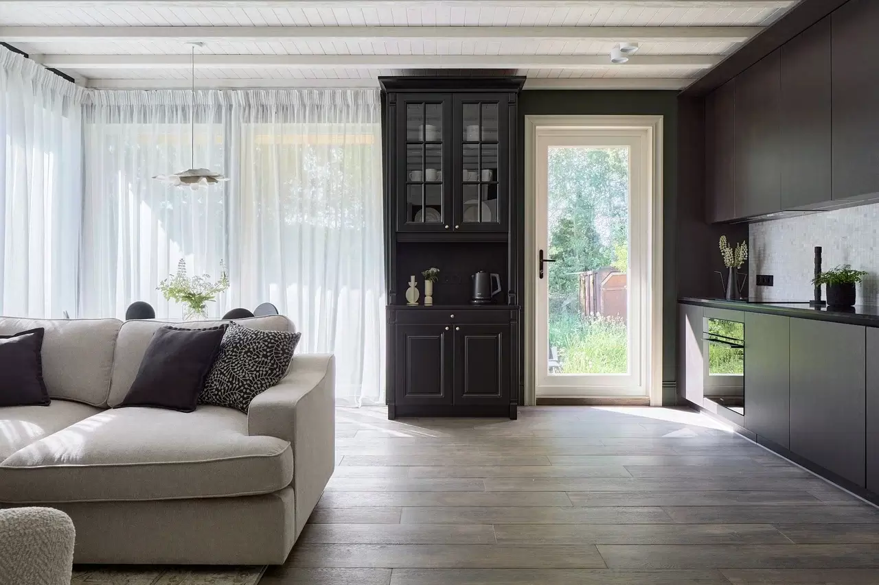 kukhnya-gostinaya-s-tsvetushchim-kaminom-8