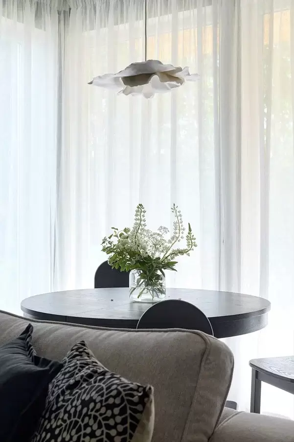 kukhnya-gostinaya-s-tsvetushchim-kaminom-17