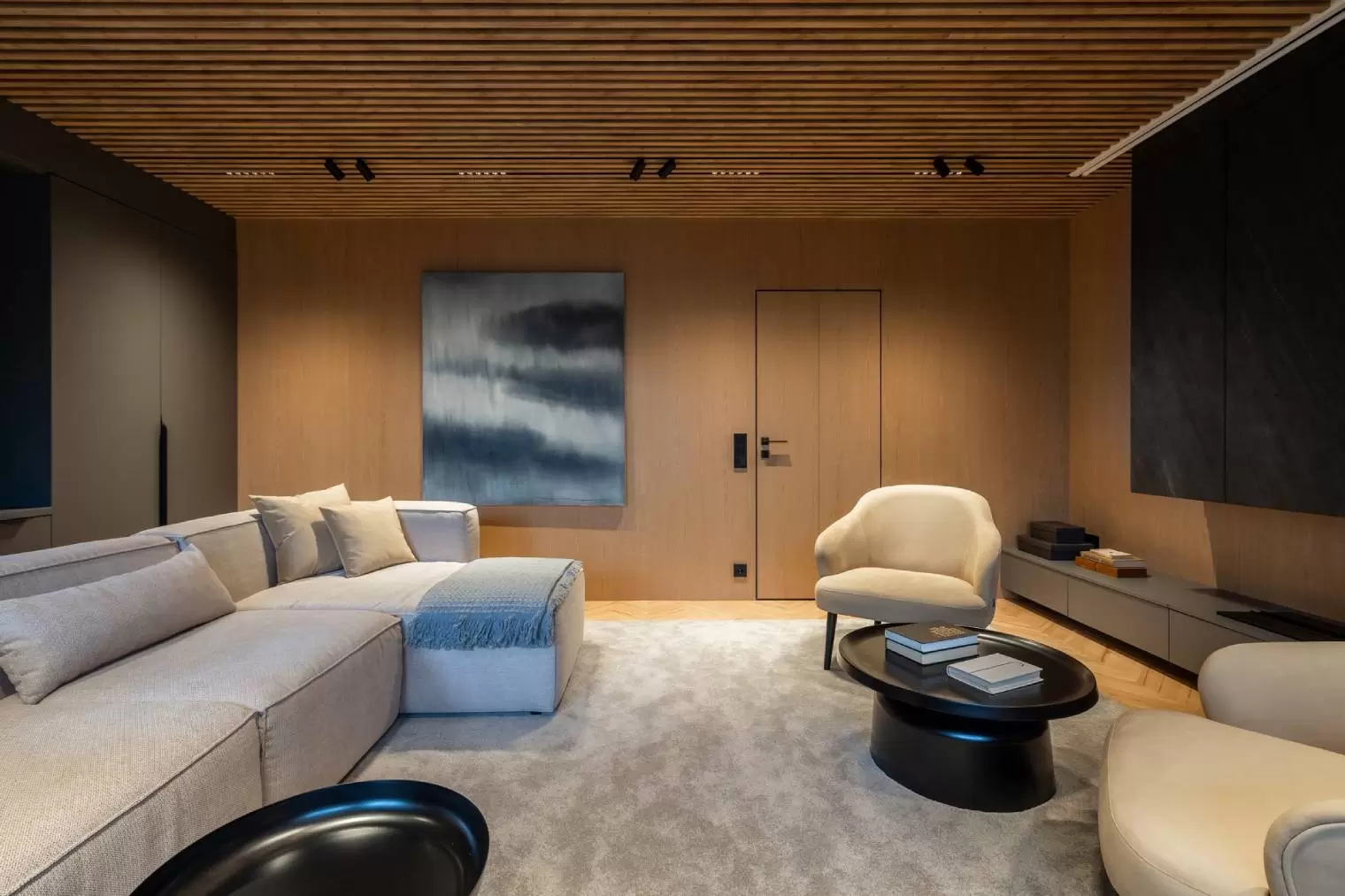 gostinaya-s-derevyannym-potolkom-9