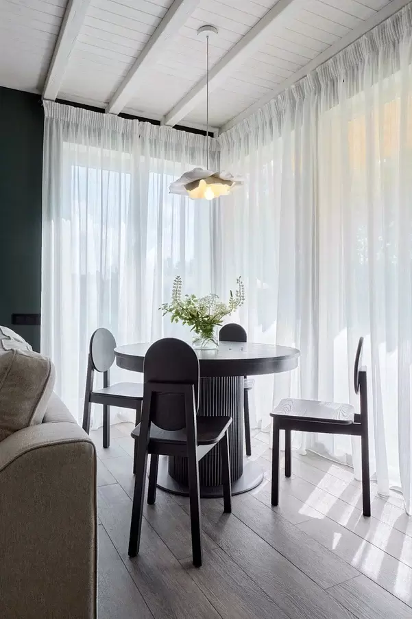 kukhnya-gostinaya-s-tsvetushchim-kaminom-11