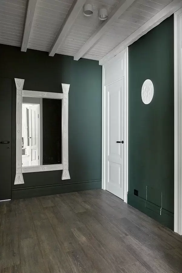 kukhnya-gostinaya-s-tsvetushchim-kaminom-7