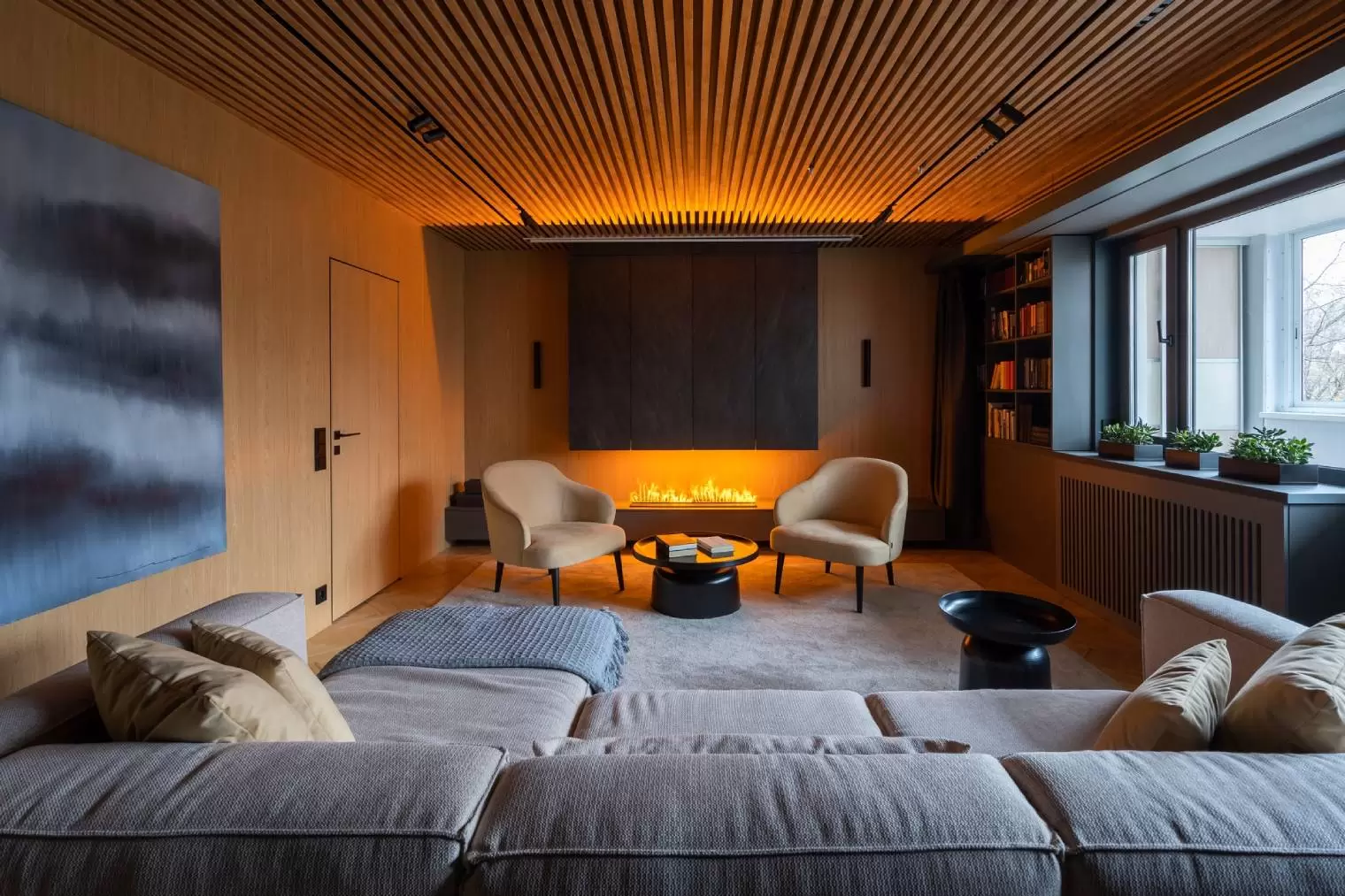 gostinaya-s-derevyannym-potolkom 4