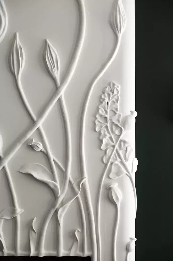 kukhnya-gostinaya-s-tsvetushchim-kaminom-19