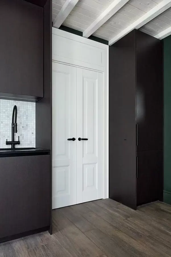 kukhnya-gostinaya-s-tsvetushchim-kaminom 4