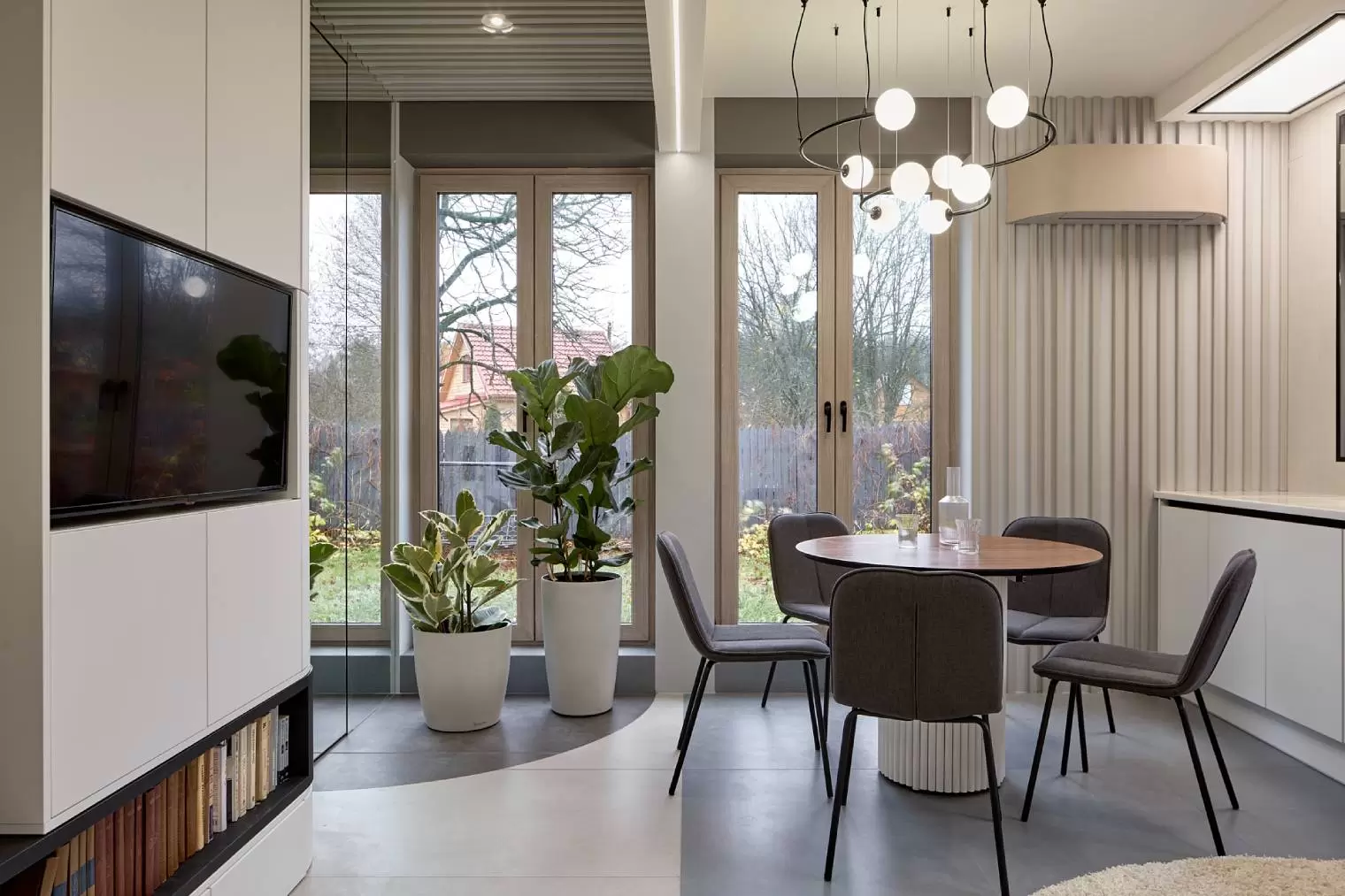 kukhnya-gostinaya-s-drevom-zhizni 4