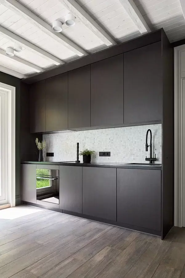 kukhnya-gostinaya-s-tsvetushchim-kaminom-12