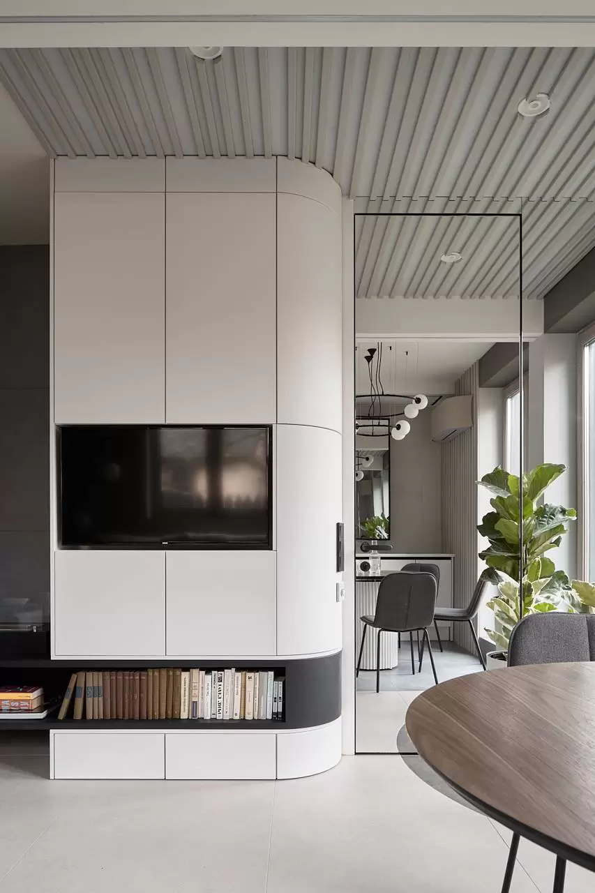 kukhnya-gostinaya-s-drevom-zhizni 0