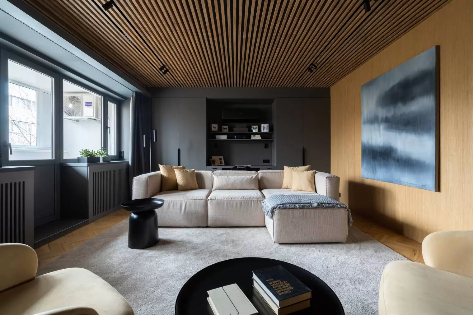 gostinaya-s-derevyannym-potolkom 2