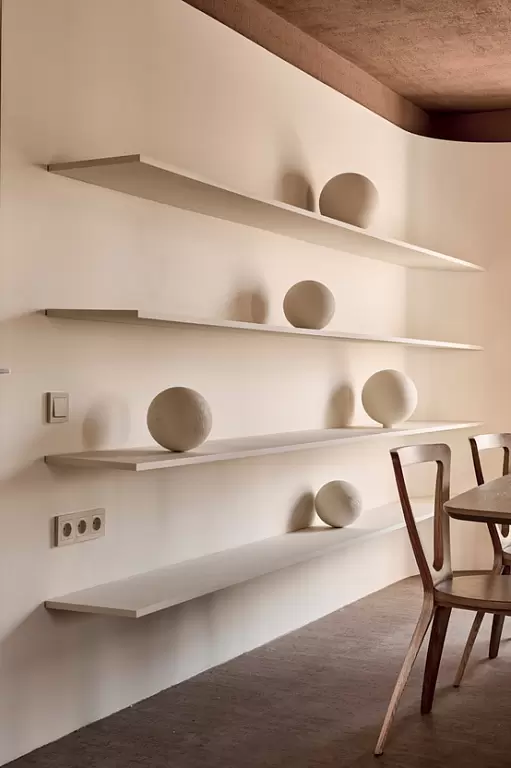 obnimayushchaya-gostinaya-dlya-mnogodetnoy-semi-13